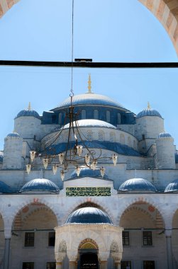 İstanbul, Türkiye - 06 05 2024: Sultanahmet Camii girişinin düşük açılı görüntüsü. İstanbul.