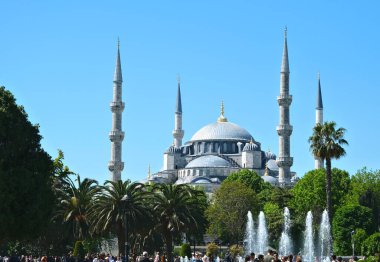 İstanbul, Türkiye - 06 05 2024: Sultanahmet Camii 'nin önü ve bitişik park. İstanbul.