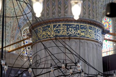 İstanbul, Türkiye - 05 06 2024: Sultanahmet Camii 'nin iç mimari ve dekoratif detayları, İstanbul