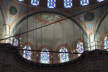 İstanbul, Türkiye - 05 06 2024: Sultanahmet Camii 'nin iç mimari ve dekoratif detayları, İstanbul