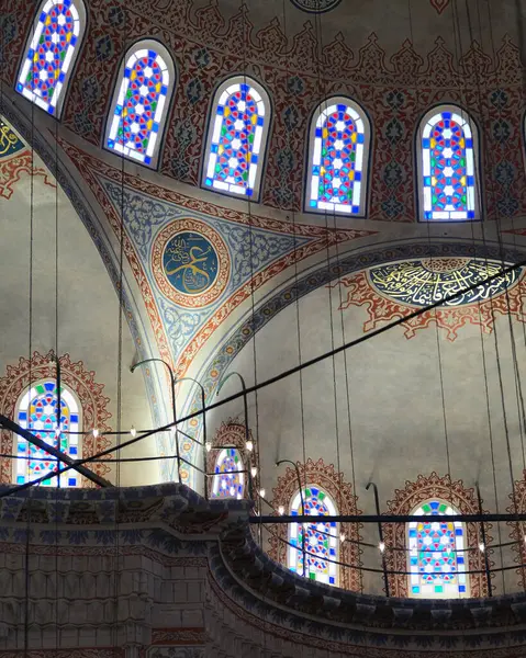 İstanbul, Türkiye - 05 06 2024: Sultanahmet Camii 'nin iç mimari ve dekoratif detayları, İstanbul