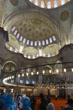 İstanbul, Türkiye - 06 05 2024: İstanbul Sultanahmet camisini ziyaret edenler. Kendi peçesini takmayan kadınlar başlarını girişte sunulan mavi peçeyle örtmeliler..