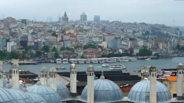 İstanbul, Türkiye - 05 06 2024: Süleyman Camii 'nden Altın Boynuz ve Beyoğlu ilçesinin manzarası. Cami kubbeleri ve Galata kulesi gibi çeşitli elementler görülebilir..
