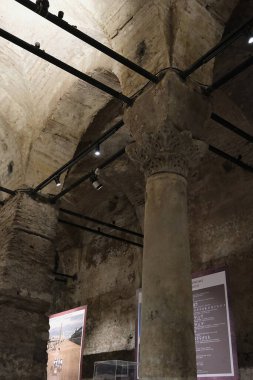 İstanbul, Türkiye - 06 05 2024: İstanbul 'un devasa bir yeraltı sarnıcı içinde