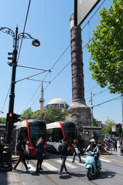 İstanbul, Türkiye - 05 06 2024: Divan Yolu Caddesi 'nde sokak yaşamı