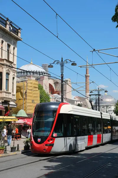 İstanbul, Türkiye - 05 06 2024: Divan Yolu Caddesi 'nde sokak yaşamı