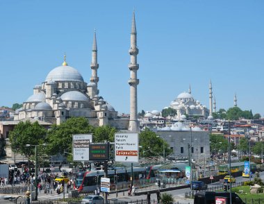 İstanbul, Türkiye - 05: 07 2024: Eminonu ilçesindeki Yeni Cami (Yeni Cami). Arka planda Süleyman Camii var..