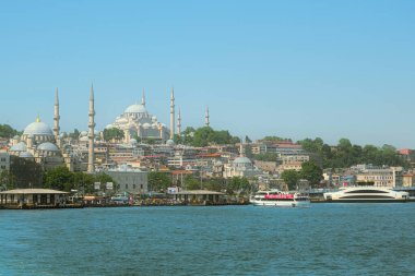 İstanbul, Türkiye - 05: 07 2024: Eminonu ilçesindeki Yeni Cami (Yeni Cami). Arka planda Süleyman Camii var..