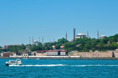 İstanbul, Türkiye - 05: 07 2024: Boğaz 'da tekne. Arka planda Sultanahmet Camii var..