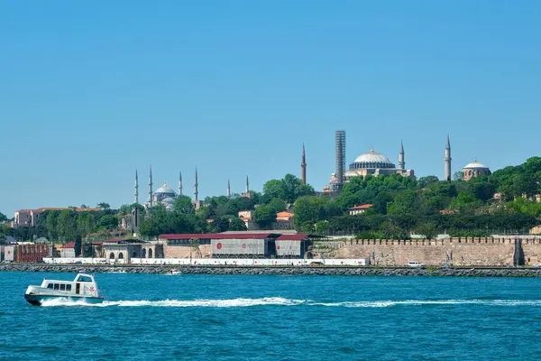 İstanbul, Türkiye - 05: 07 2024: Boğaz 'da tekne. Arka planda Sultanahmet Camii var..