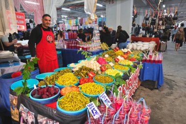 İstanbul, Türkiye - 05 07 07 2024: Kadıköy, İstanbul 'daki Sali Pazari Çarşısı.