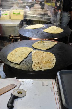 Türkiye 'de bir pazarda kavisli ocaklar üzerinde Gözleme pişirme.