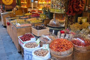 İstanbul, Türkiye - 05: 08 2024: İstanbul caddesinde kurutulmuş meyve tezgahı