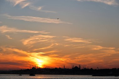 Sultanahmet ilçesinin silueti ve camileri renkli bir günbatımında, İstanbul