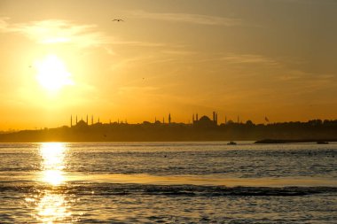 Sultanahmet ilçesinin silueti ve camileri renkli bir günbatımında, İstanbul