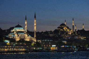 İstanbul, Türkiye - 05: 07 2024: Yeni Cami ve Süleyman Camii ile Eminonu ilçesinin gece manzarası.