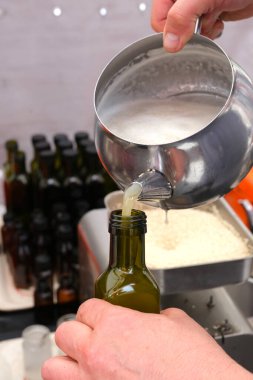 Türkiye 'de bir markette keten tohumu ve kara kimyon yağı çıkarıcısı. Makineden kuru kalıntı silindiri çıkıyor. Yağ alt taraftan akıyor.
