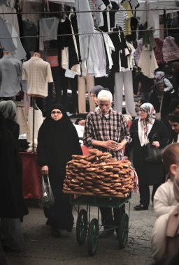 İstanbul, Türkiye - 05: 08 2024: Fatih pazarında sokak sahnesi. Simit sokak satıcısı..