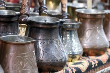 Türk kahvesini hazırlamak için kullanılan ahşap saplı bronz bir tencere..