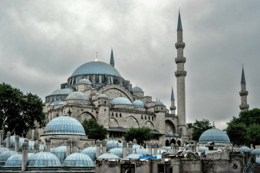Bulutlu bir gökyüzünün altında Süleyman Camii 'nin yan manzarası.