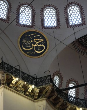 İstanbul, Türkiye - 05: 09 2024: İstanbul 'daki Süleyman Camii' nin dekorasyon ve iç mimarisinin ayrıntıları.