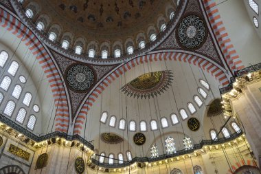 İstanbul, Türkiye - 05: 09 2024: İstanbul 'daki Süleyman Camii' nin dekorasyon ve iç mimarisinin ayrıntıları.