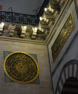 İstanbul, Türkiye - 05: 09 2024: İstanbul 'daki Süleyman Camii' nin dekorasyon ve iç mimarisinin ayrıntıları.