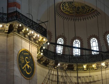 İstanbul, Türkiye - 05: 09 2024: İstanbul 'daki Süleyman Camii' nin dekorasyon ve iç mimarisinin ayrıntıları.