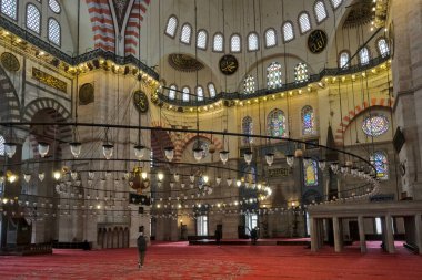 İstanbul, Türkiye - 05: 09 2024: İstanbul 'daki Süleyman Camii' nin dekorasyon ve iç mimarisinin ayrıntıları.