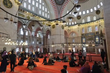 İstanbul, Türkiye - 05: 09 2024: İstanbul 'daki Süleyman Camii' nin dekorasyon ve iç mimarisinin ayrıntıları.