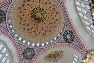 İstanbul, Türkiye - 05: 09 2024: İstanbul 'daki Süleyman Camii' nin dekorasyon ve iç mimarisinin ayrıntıları.