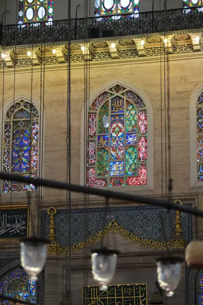 İstanbul, Türkiye - 05: 09 2024: İstanbul 'daki Süleyman Camii' nin dekorasyon ve iç mimarisinin ayrıntıları.