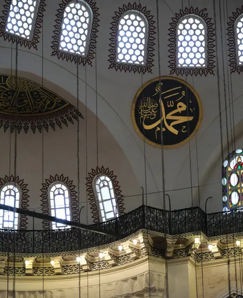 İstanbul, Türkiye - 05: 09 2024: İstanbul 'daki Süleyman Camii' nin dekorasyon ve iç mimarisinin ayrıntıları.