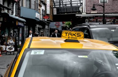 İstanbul, Türkiye - 05: 10 2024: Taksi tabelası, Türkçe yazılmış. Taksi İstanbul 'da bir caddede park halinde..