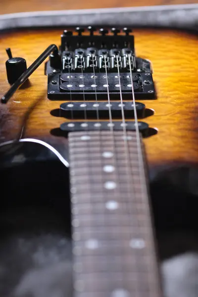 Elektro gitar köprüsü ve vibrato kolu ile kamyonetler..