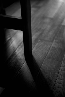 Tahta zeminde gölgelerini gösteren tek renkli bir taban manzarası..