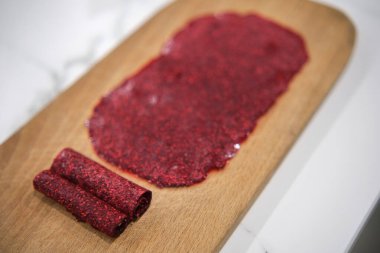 Meyve derisi, harmanlanmış ve susuz ahududulardan yapılmış..