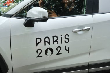 Wallers, Fransa - 07 02 2024: Paris 2024 yazıt, Paris Olimpiyat Oyunları güvenlik aracının kapısında.