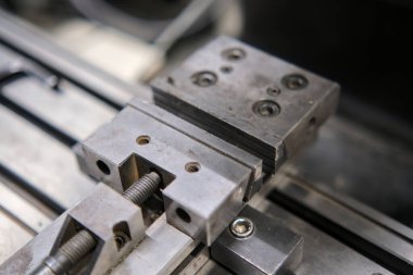 Bir makine masasına mengene sıkıştırma