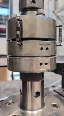 Mekanik testler için sıkıştırma plakalarını sıkıştırma bankında kapat.