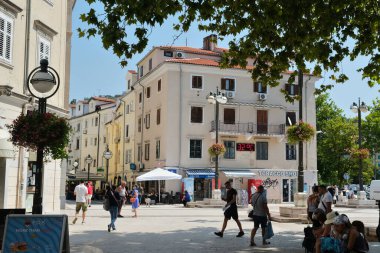 Rijeka, Hırvatistan - 08 01 2024: Rijeka 'da küçük bir meydanda 32 derece Celcius gösteren ekran.