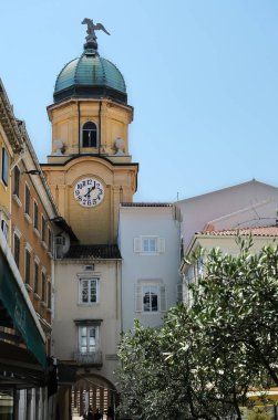Rijeka, Hırvatistan - 08 01 01 2024: Şehir Saat Kulesi, Kobler Meydanı 'ndan görülüyor.
