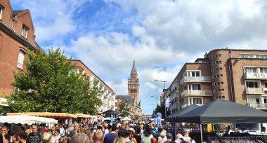 Dunkirk, Fransa - 08: 15 2024: 15 büyük bit pazarı. Etrafta dolaşan bir sürü insan var. Belediye binası arka planda..