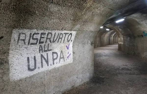 Rijeka, Hırvatistan - 08 01 2024: Rijeka tüneli içinde, 2. Dünya Savaşı sırasında inşa edilmiş, sivilleri hava saldırılarından korumak için. Bir yazıt Ulusal Uçak Koruma Birliği 'ne ayrıldığını gösteriyor..