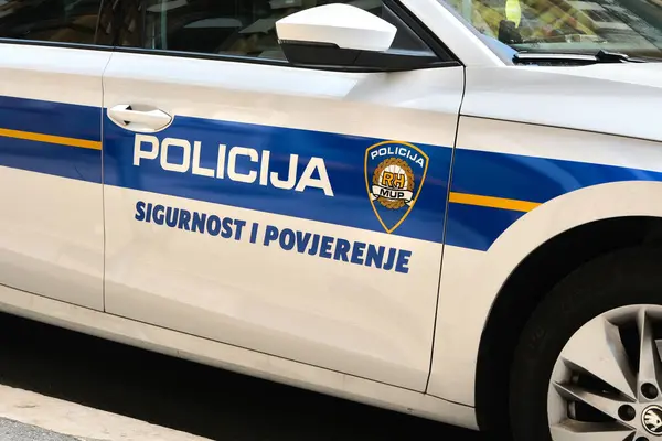 Rijeka, Hırvatistan - 08 02 2024: Hırvat polis arabasının yan görünüşü. Güvenlik ve güven kelimeleri Hırvatça yazılmış..