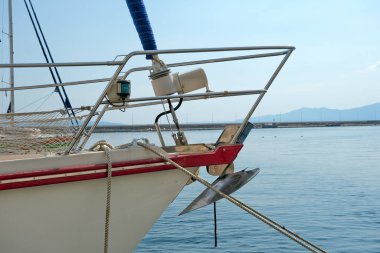 Çapası ve ekipmanıyla bir teknenin pruvasına yakın çekim..