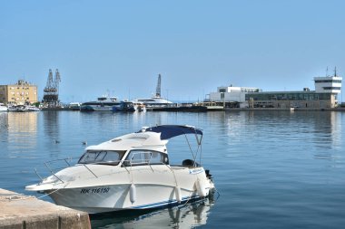 Rijeka, Hırvatistan - 08 01 2024: Rijeka limanında tekneler
