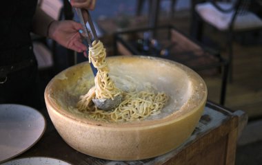 Grana Padano peyniri tekerleğinde spagetti hazırlıyorum.