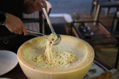 Grana Padano peyniri tekerleğinde spagetti hazırlıyorum.