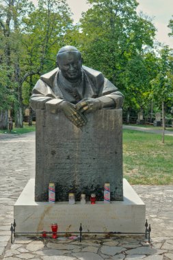 Rijeka, Hırvatistan - 08 04 2024: Trsat Şatosu yakınlarındaki bir parkta Papa 2. John Paul 'un heykeli.